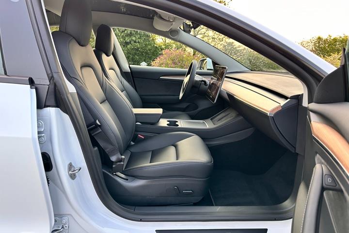 Hvid Tesla Model 3 fra 2022