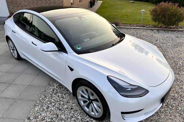 Hvid Tesla Model 3 fra 2022