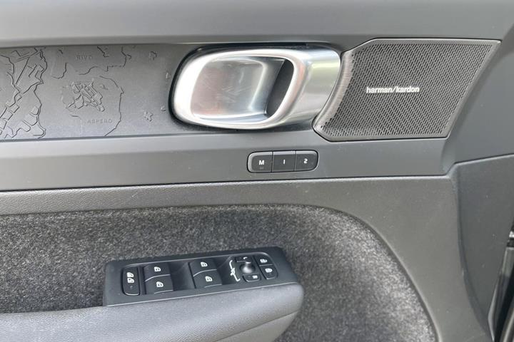 Sort Volvo EX40 fra 2024