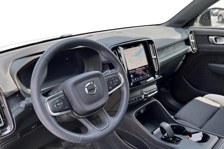 Hvid Volvo EX40 fra 2024