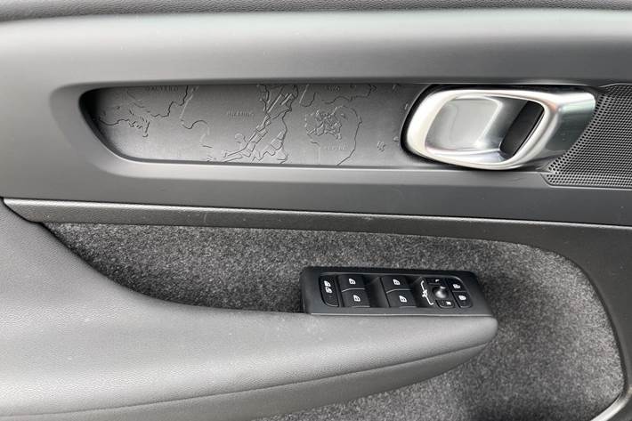Grå Volvo EX40 fra 2024