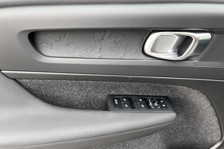 Grå Volvo EX40 fra 2024