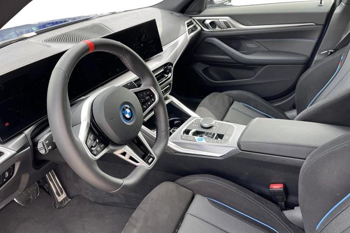 Blå BMW i4 fra 2026