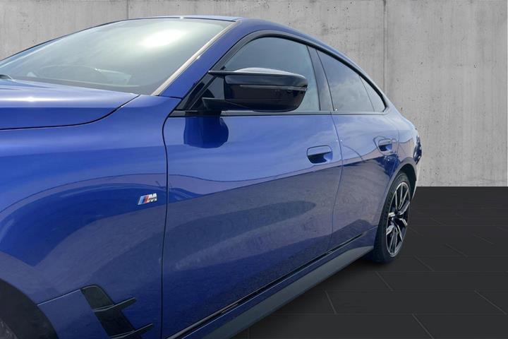 Blå BMW i4 fra 2026