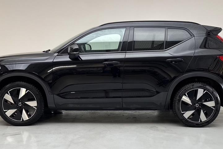 Sort Volvo EX40 fra 2025