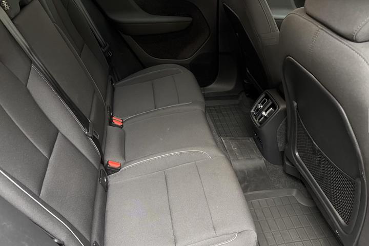 Sort Volvo EX40 fra 2025