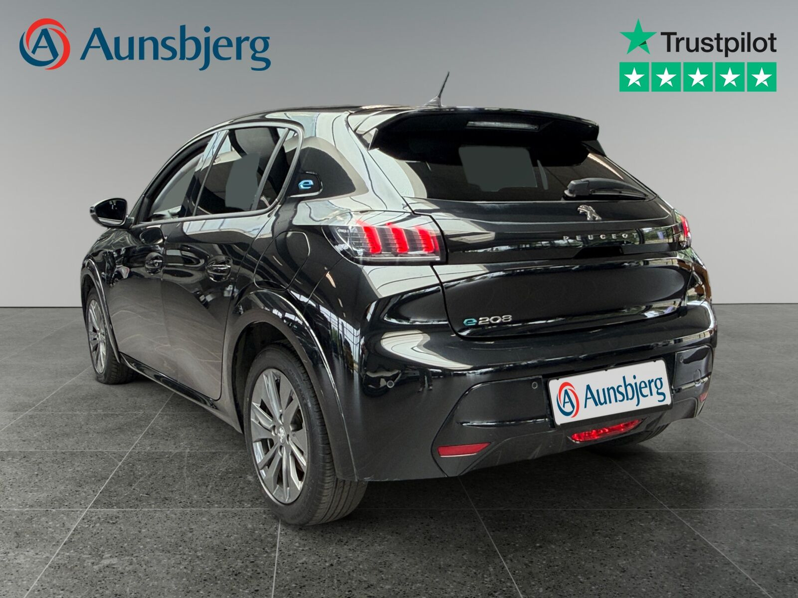 Sort Peugeot e-208 fra 2023