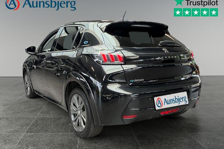 Sort Peugeot e-208 fra 2023