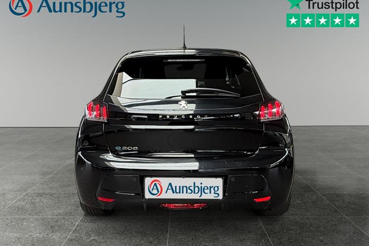 Sort Peugeot e-208 fra 2023