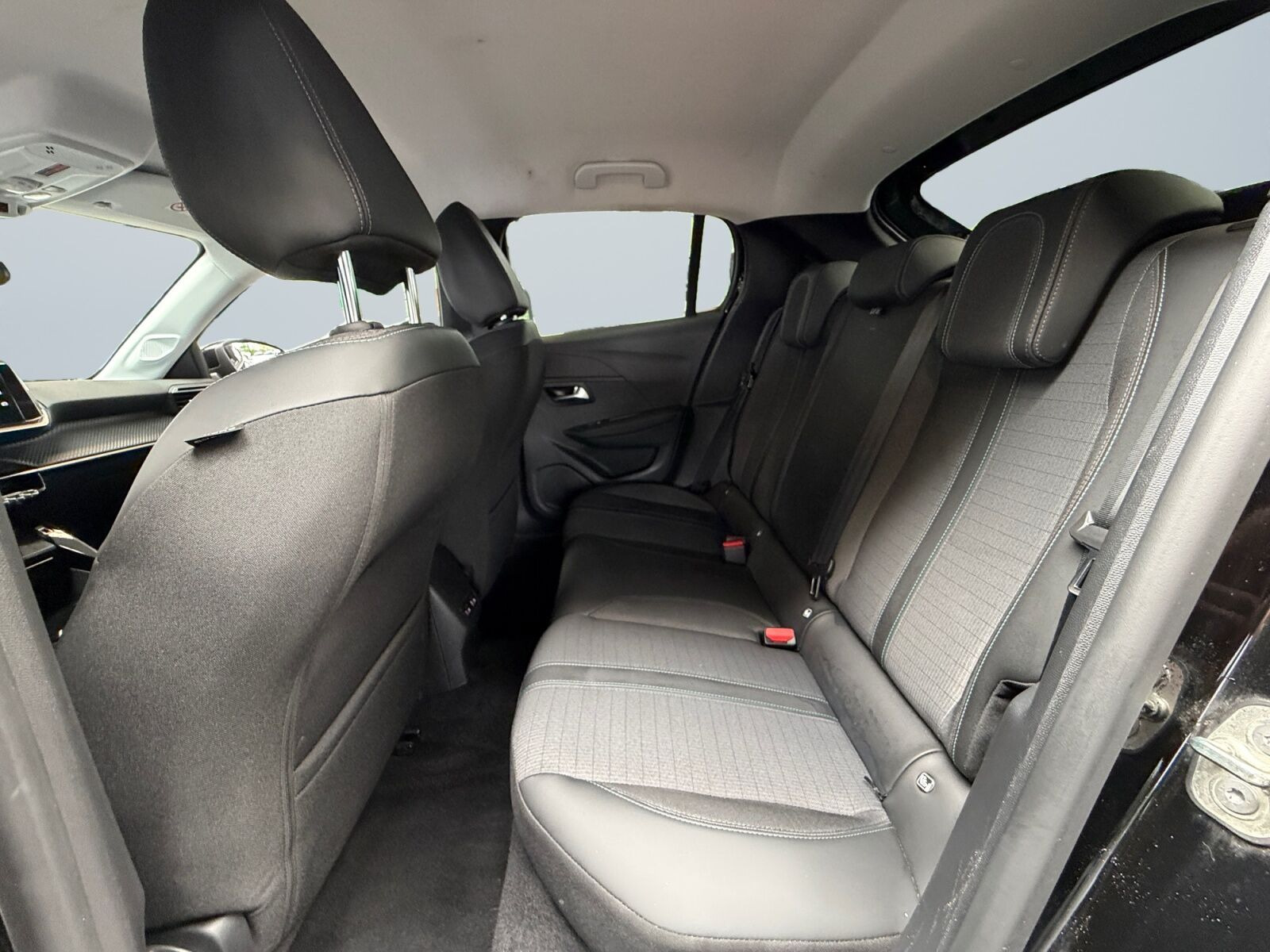 Sort Peugeot e-208 fra 2023