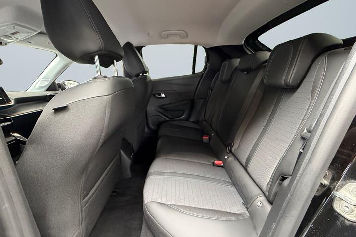 Sort Peugeot e-208 fra 2023