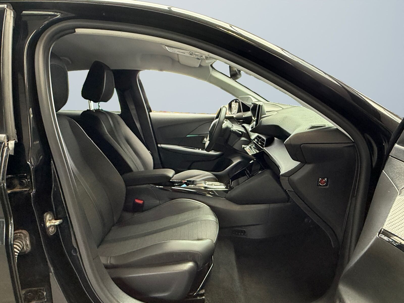 Sort Peugeot e-208 fra 2023