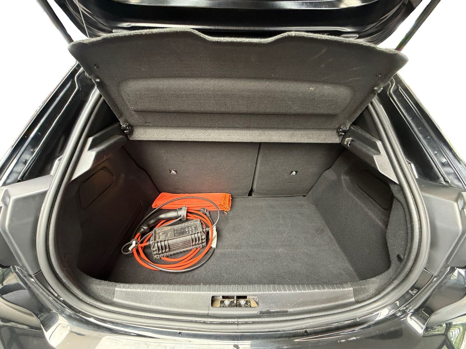Sort Peugeot e-208 fra 2023