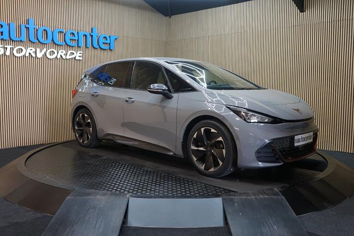 Grå Cupra Born fra 2023 set udefra