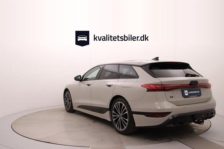 Beige Audi A6 fra 2025