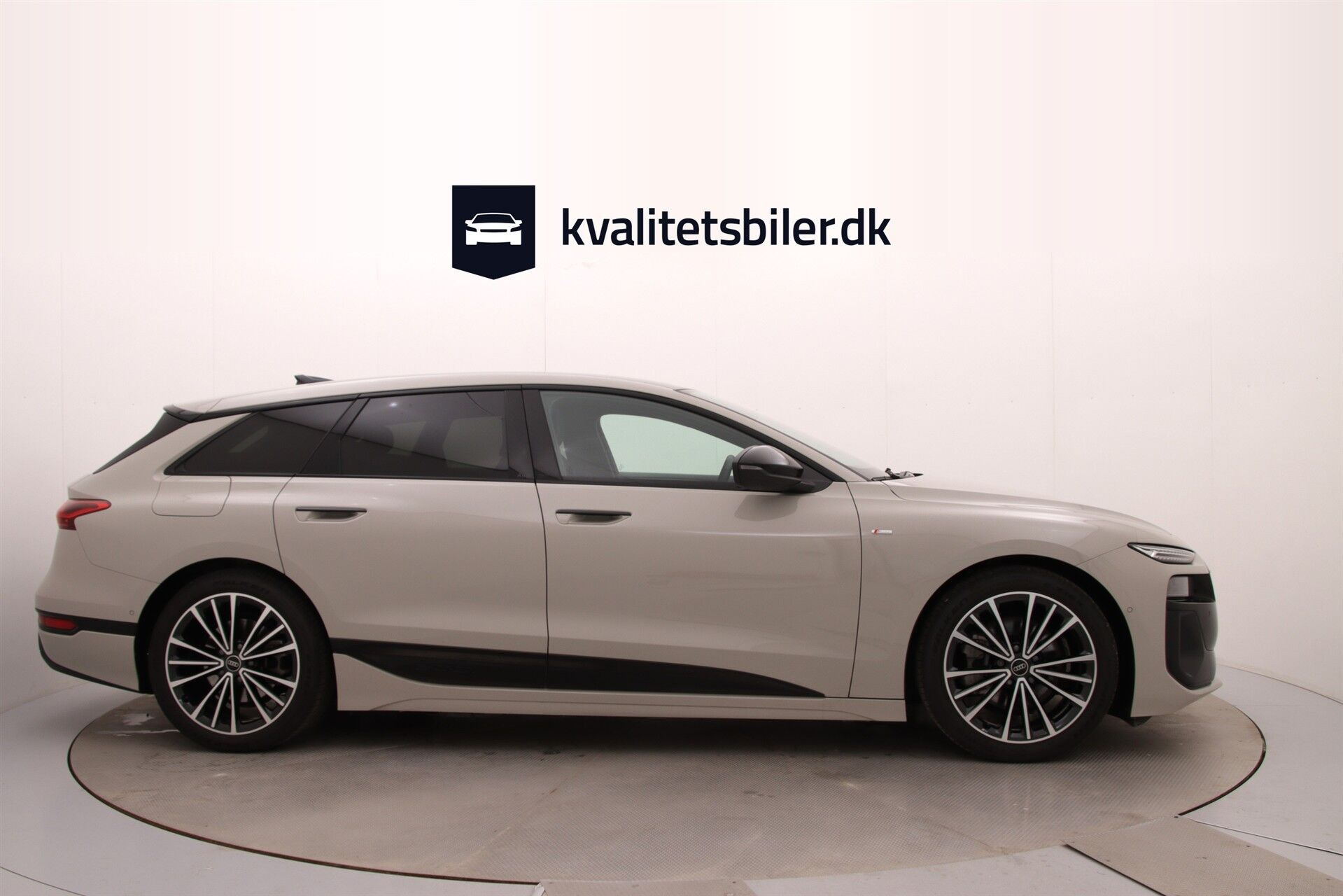 Beige Audi A6 fra 2025