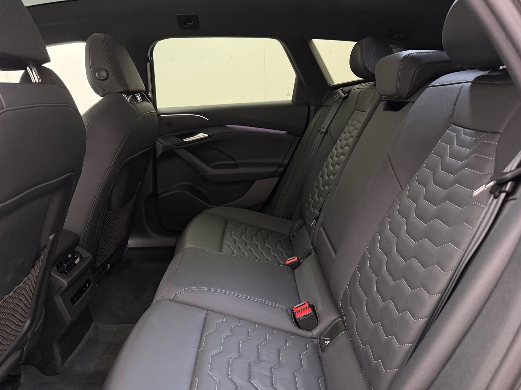Beige Audi A6 fra 2025