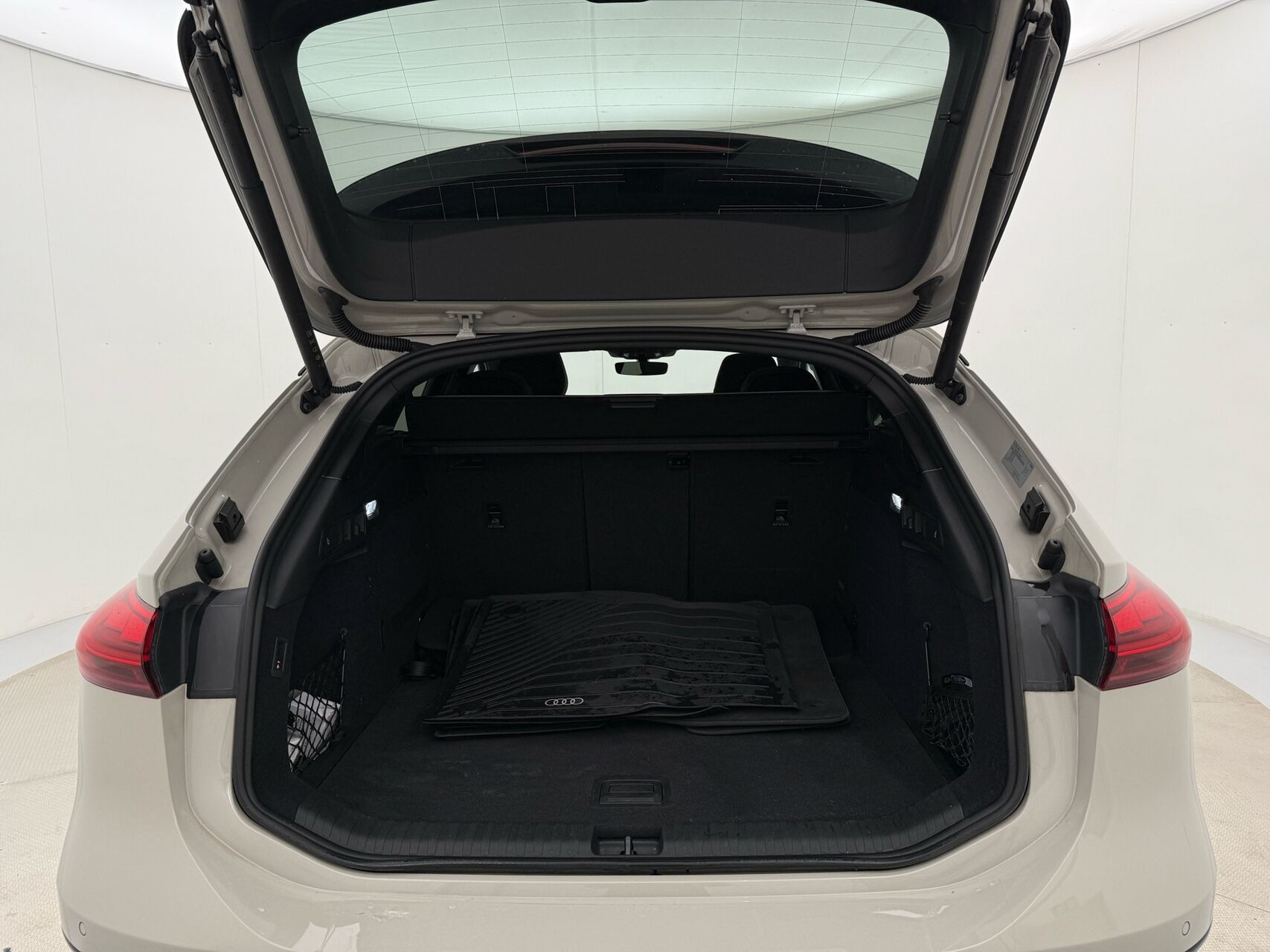Beige Audi A6 fra 2025