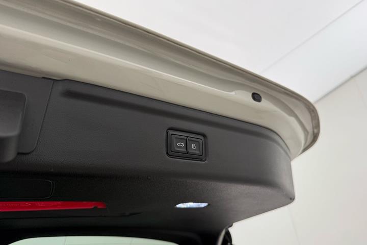 Beige Audi A6 fra 2025