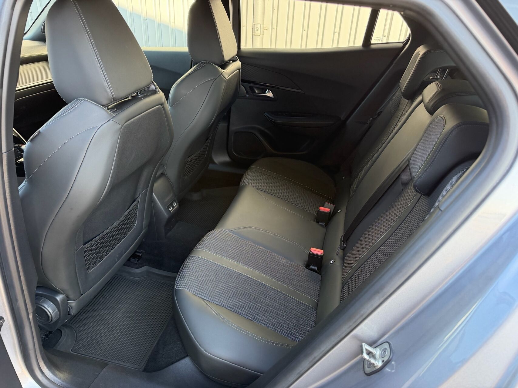 Grå Peugeot 2008 fra 2020