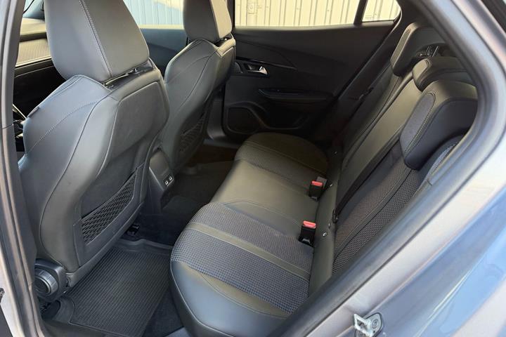Grå Peugeot 2008 fra 2020