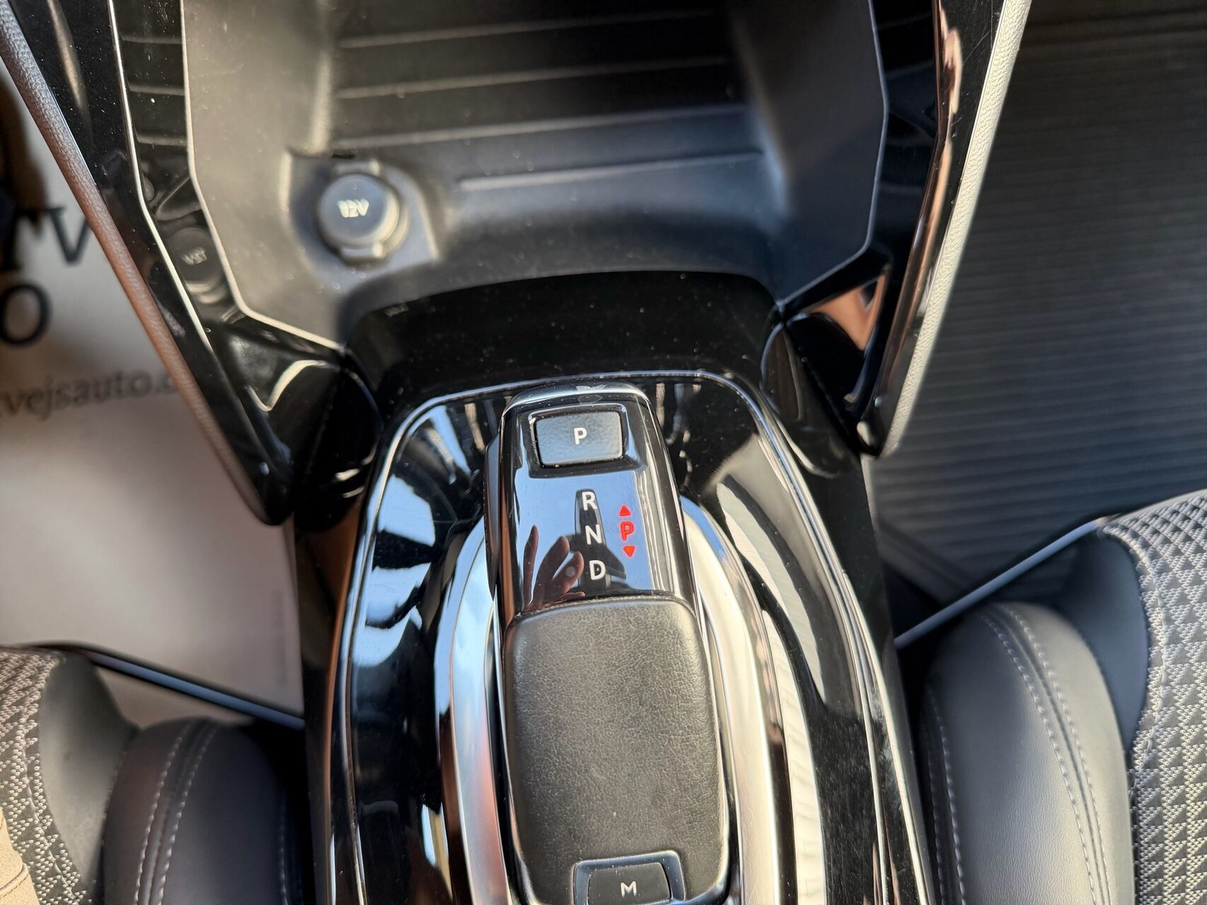 Grå Peugeot 2008 fra 2020