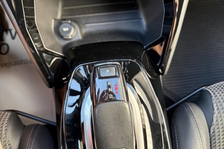 Grå Peugeot 2008 fra 2020