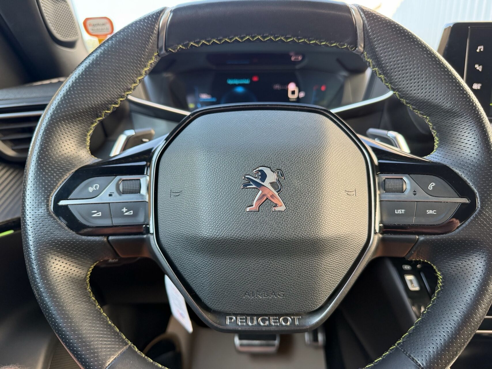 Grå Peugeot 2008 fra 2020