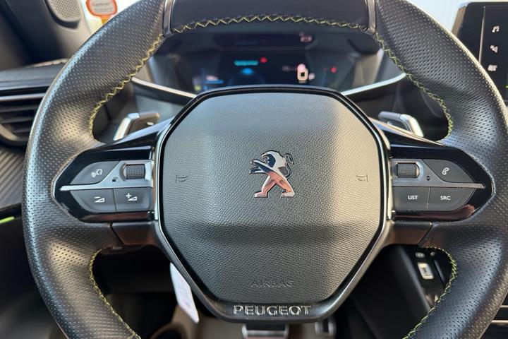 Grå Peugeot 2008 fra 2020