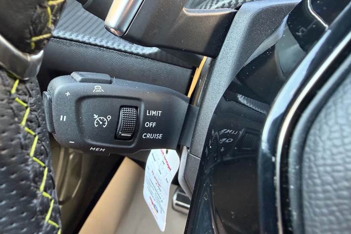 Grå Peugeot 2008 fra 2020