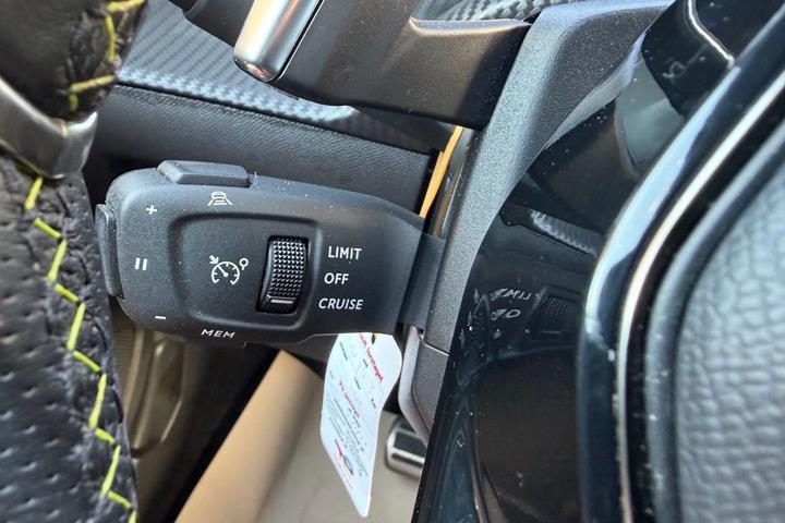 Grå Peugeot 2008 fra 2020