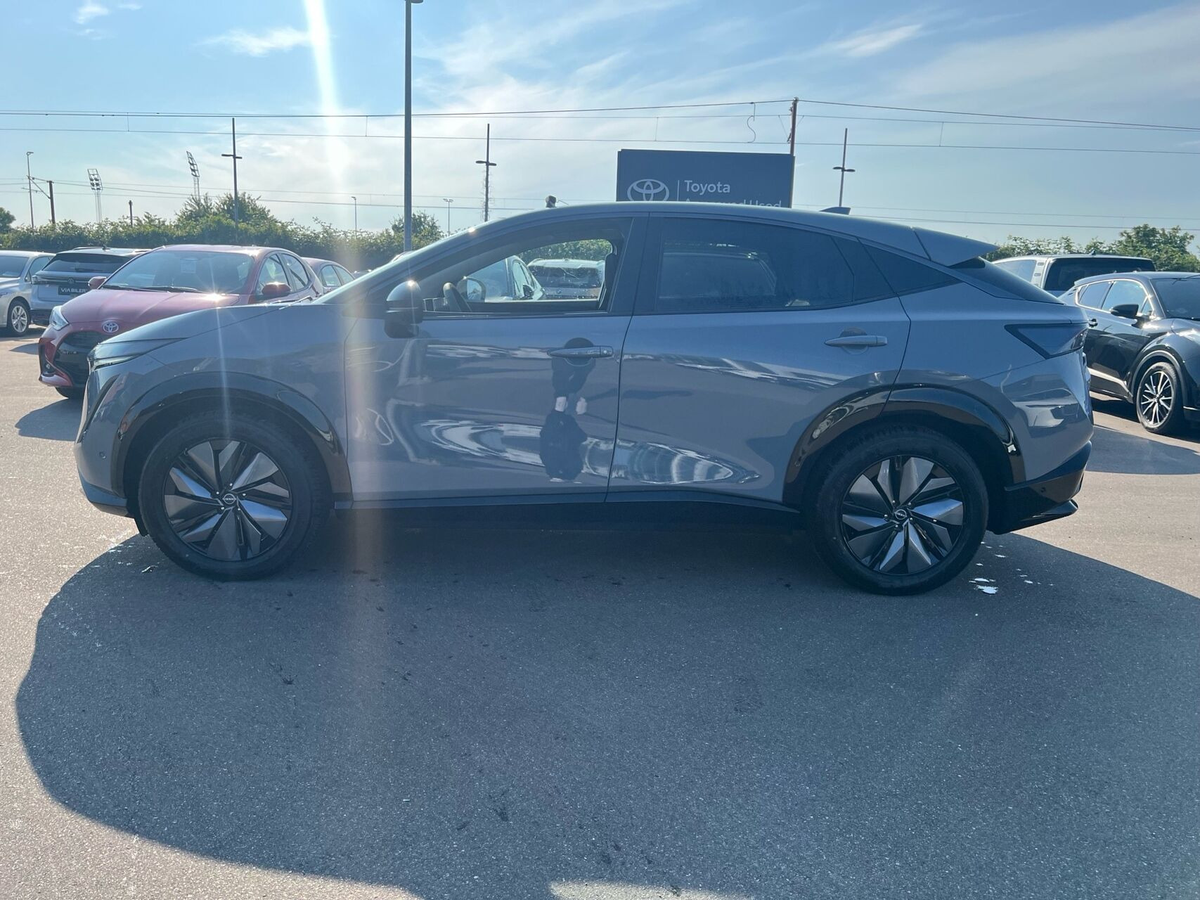 Grå Nissan Ariya fra 2026