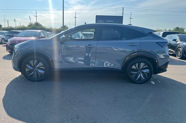 Grå Nissan Ariya fra 2026