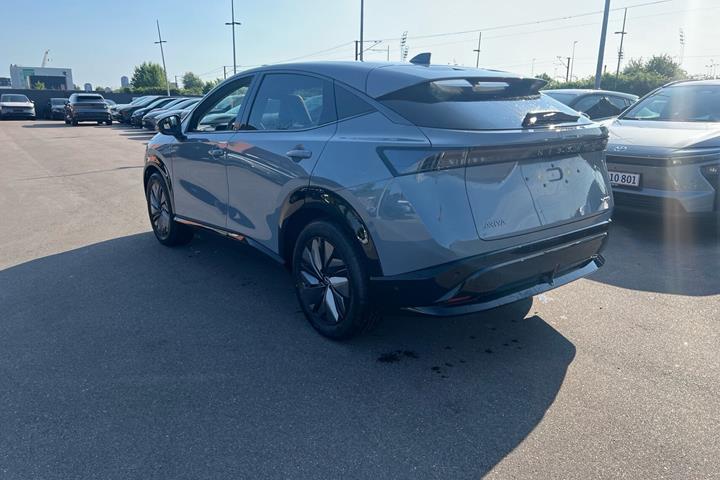 Grå Nissan Ariya fra 2026