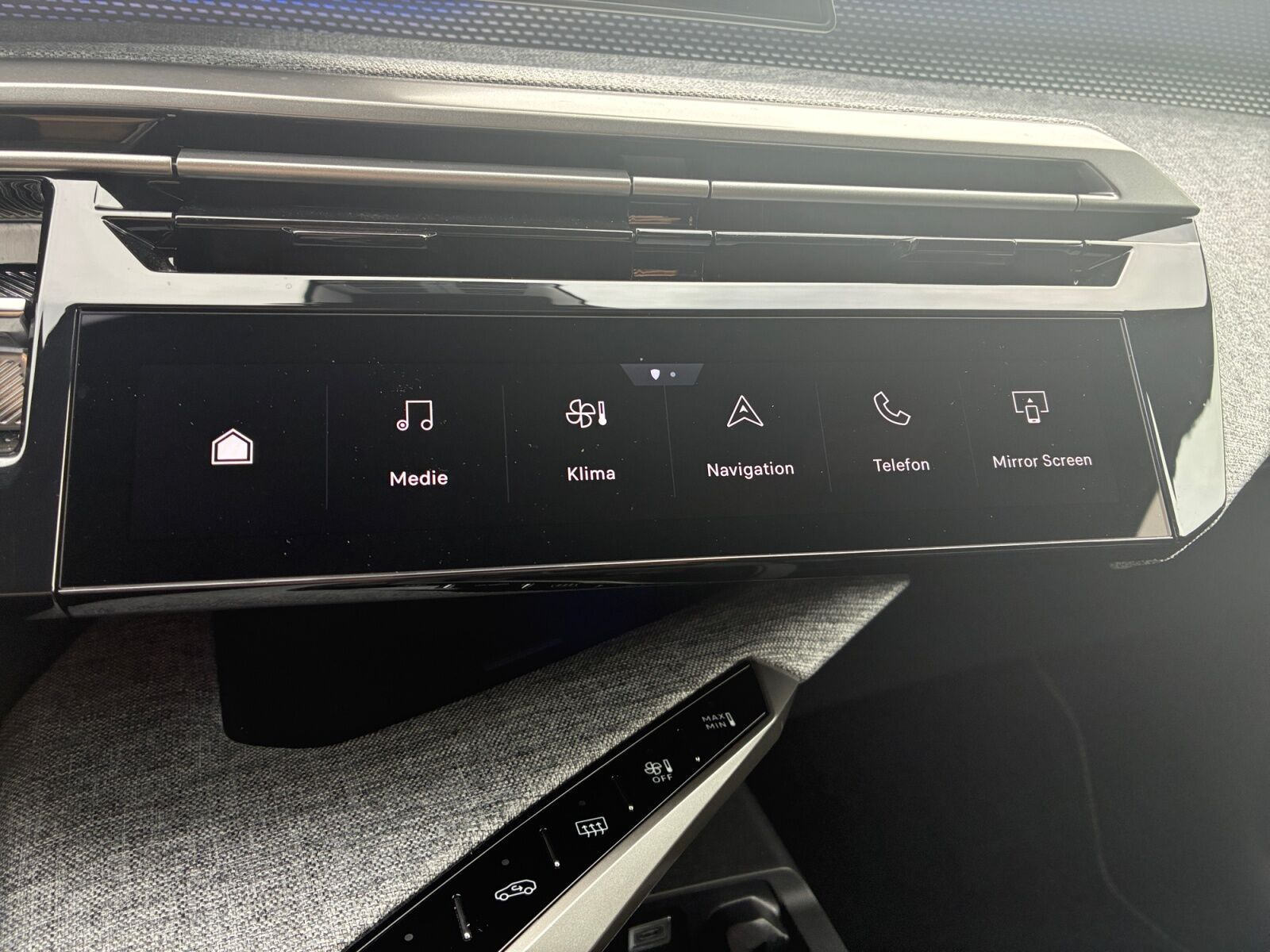 Sort Peugeot e-3008 fra 2025
