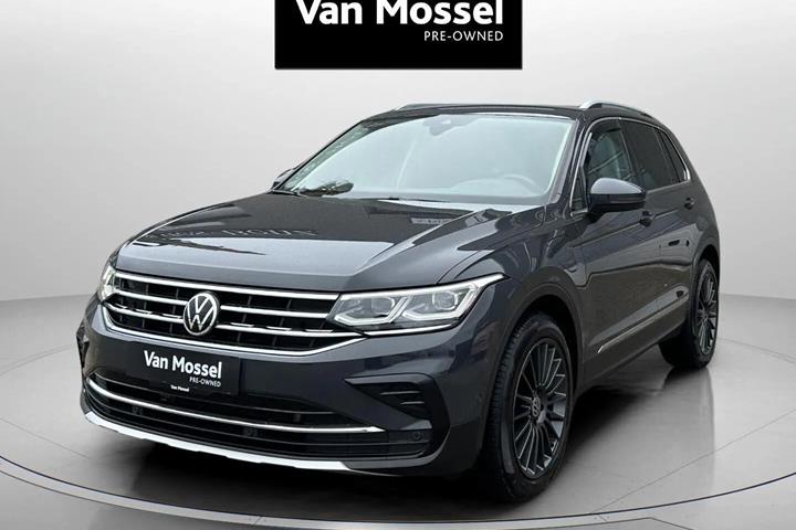 Grå VW Tiguan fra 2021 set udefra
