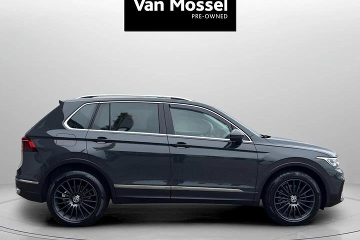 Grå VW Tiguan fra 2021