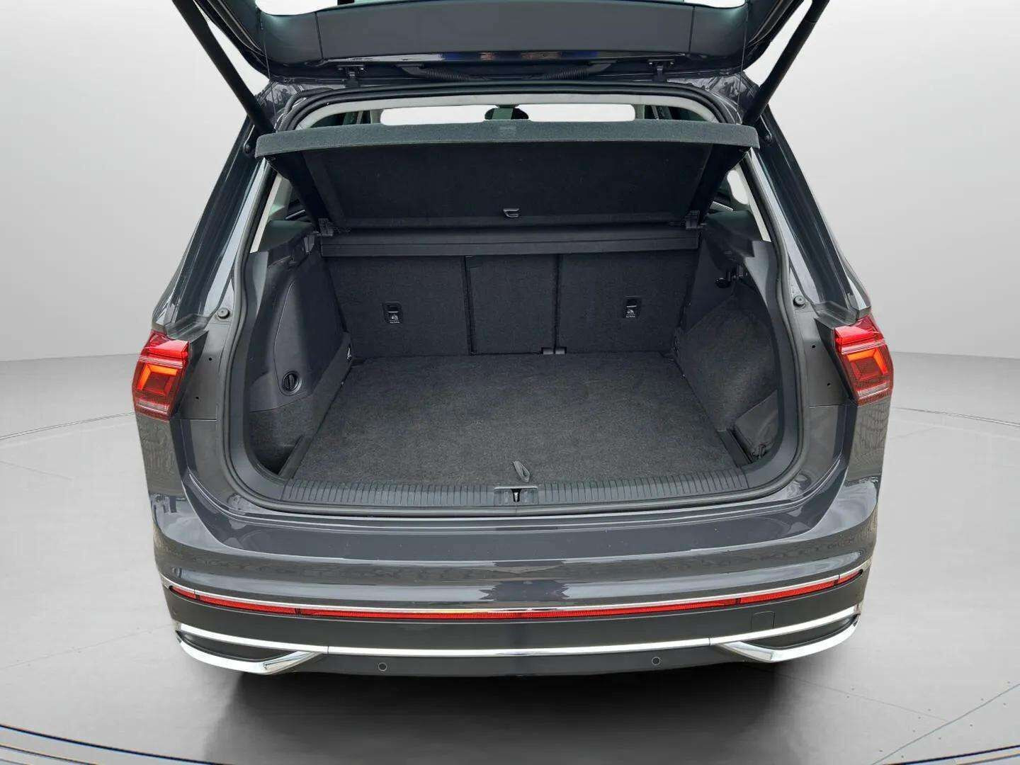 Grå VW Tiguan fra 2021