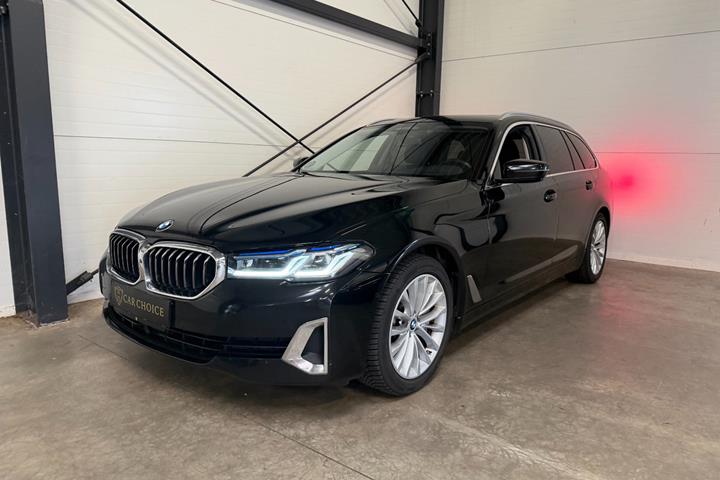 Sort BMW 530i fra 2021 set udefra