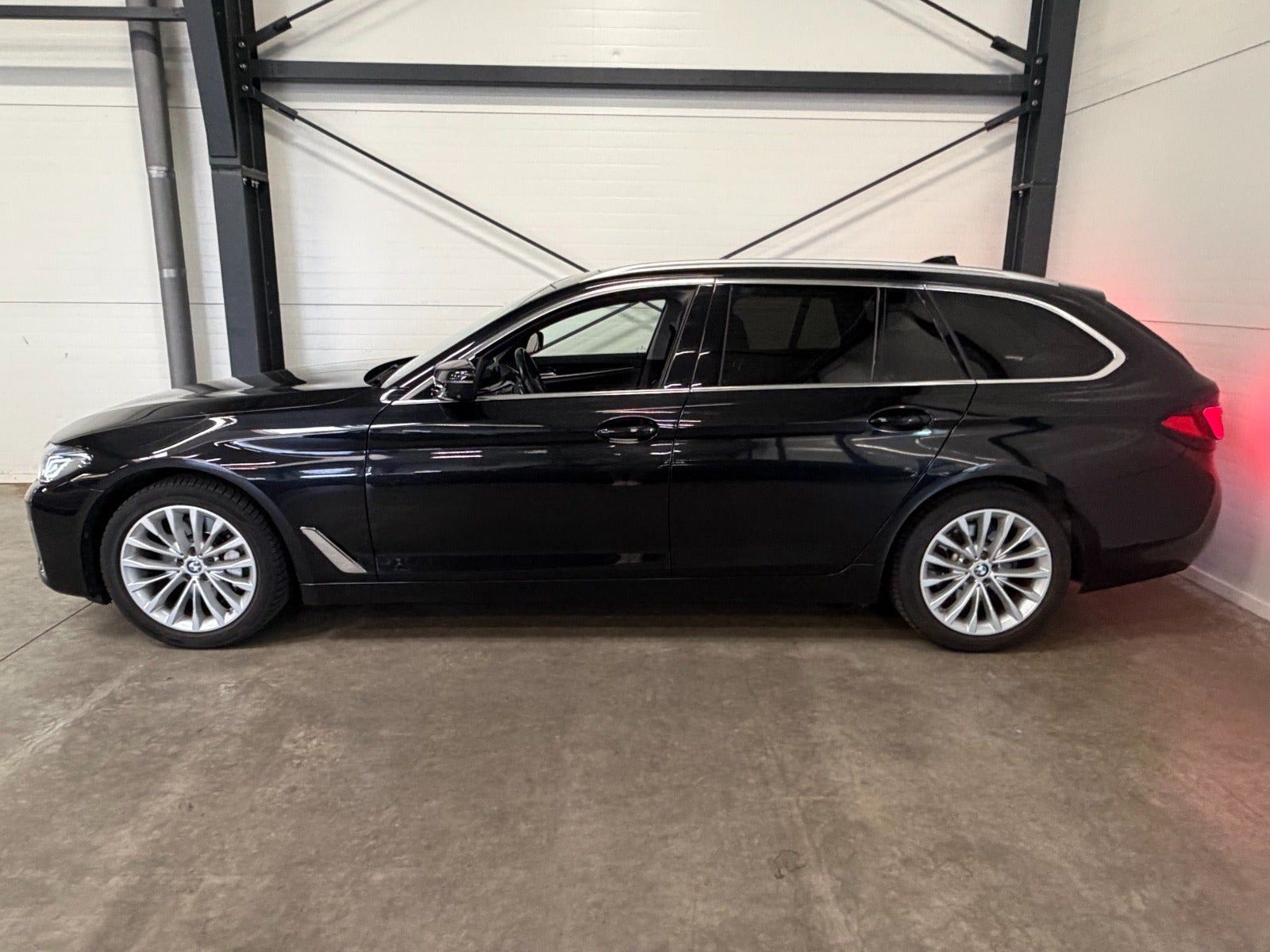 Sort BMW 530i fra 2021
