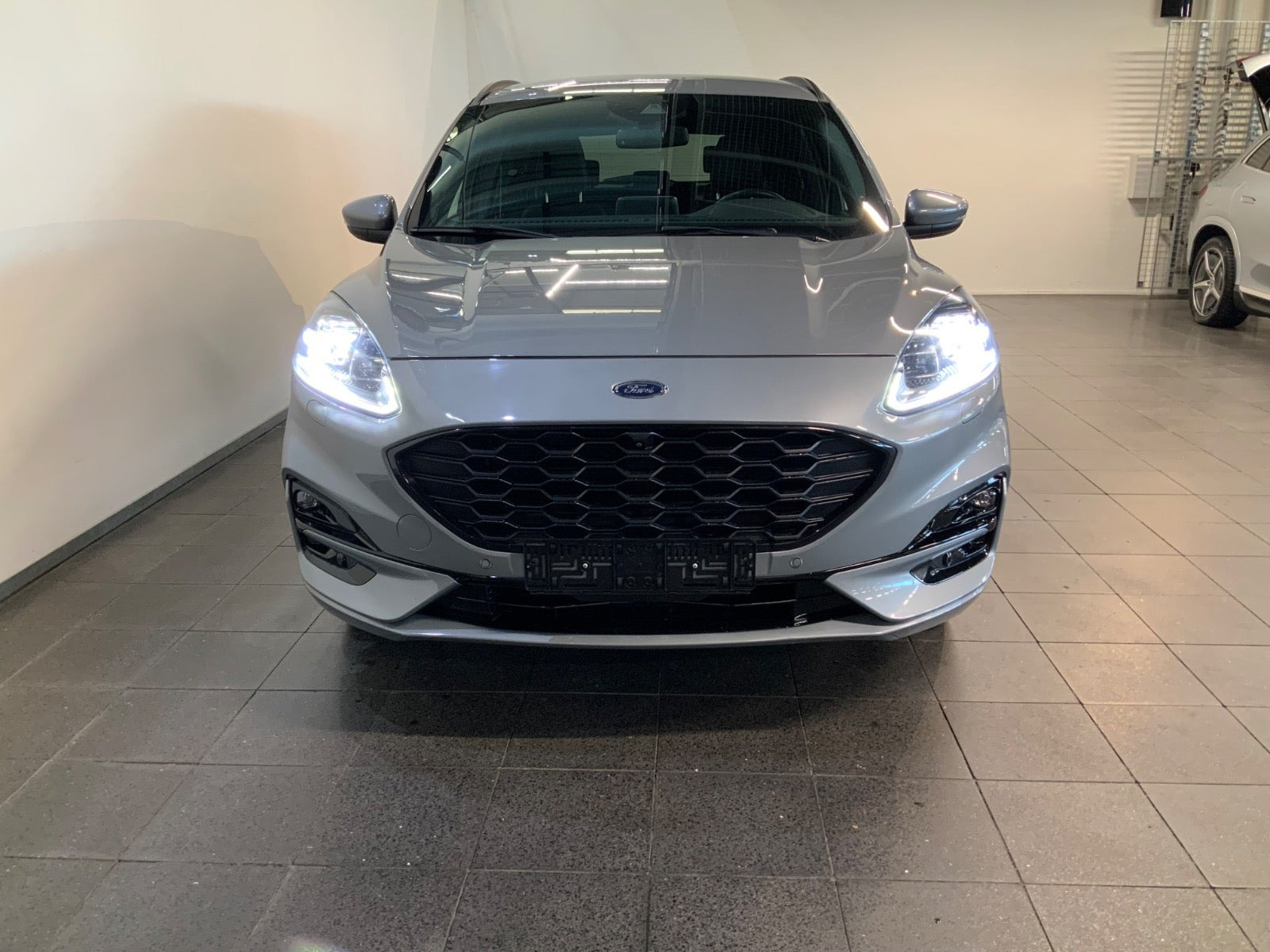 Grå Ford Kuga fra 2021