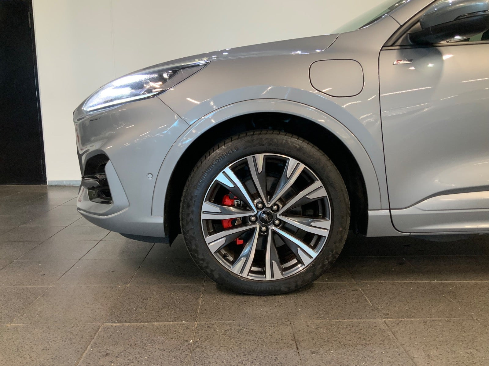 Grå Ford Kuga fra 2021