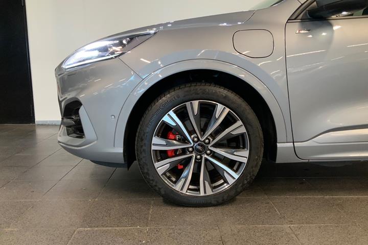 Grå Ford Kuga fra 2021