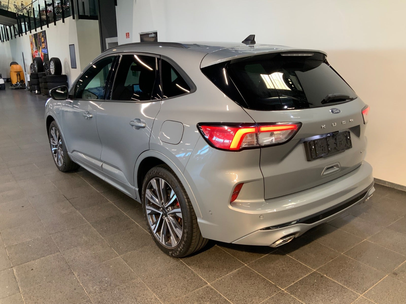 Grå Ford Kuga fra 2021