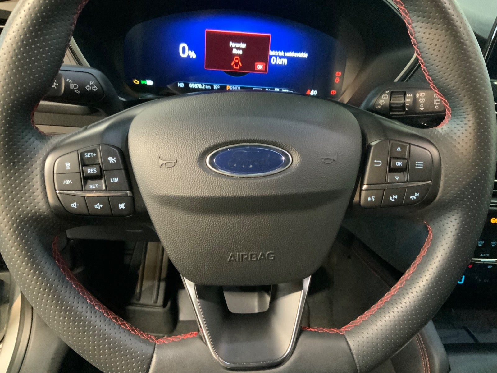 Grå Ford Kuga fra 2021