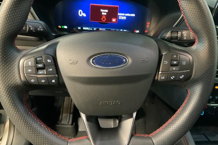 Grå Ford Kuga fra 2021