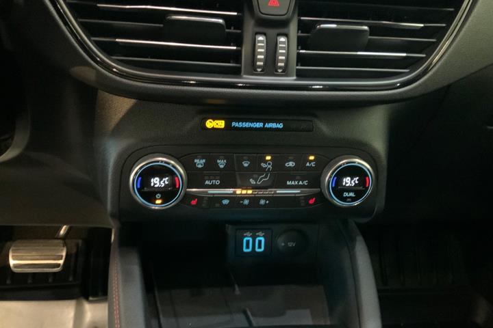 Grå Ford Kuga fra 2021