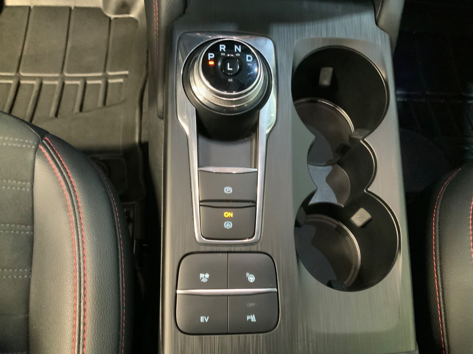 Grå Ford Kuga fra 2021