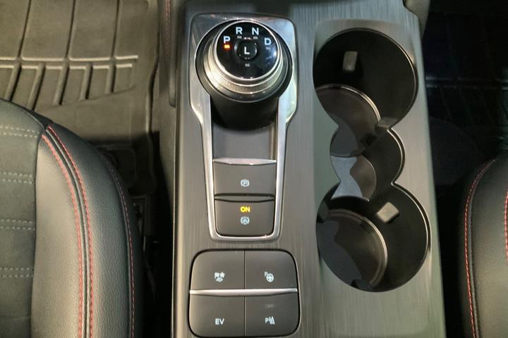 Grå Ford Kuga fra 2021