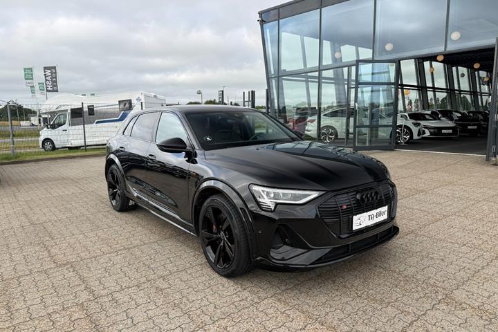 Sort Audi e-tron S fra 2022 set udefra